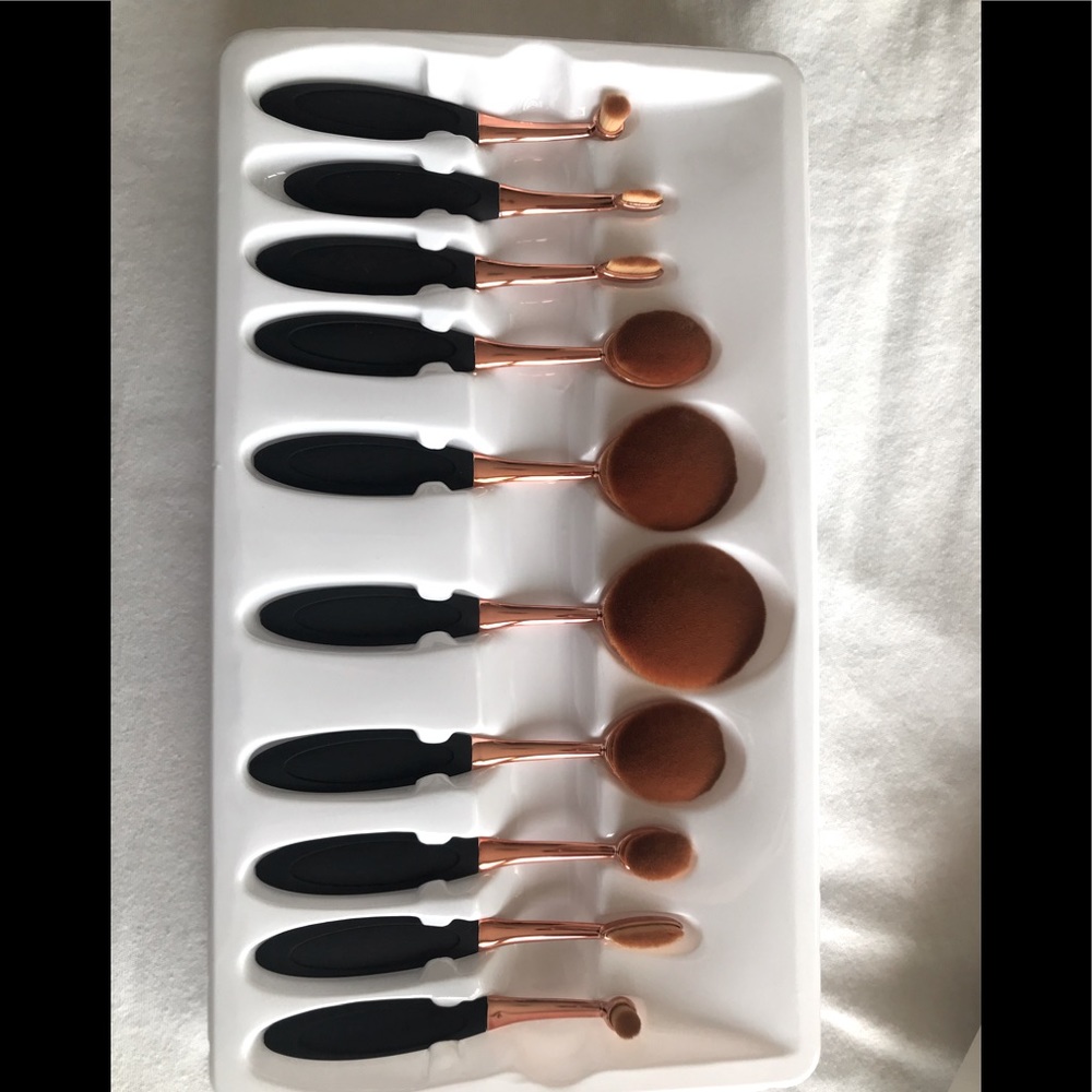 Multipurpose makeup brushes